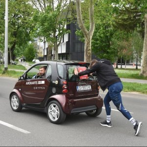 Tomislav Lubenjak obara Guinnessov rekord u guranju automobila na 100 kilometara