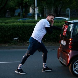 Tomislav Lubenjak obara Guinnessov rekord u guranju automobila na 100 kilometara