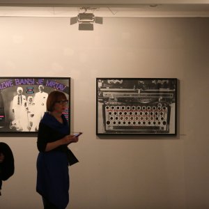 Otvorena izložba kazališnih plakata Mirka Ilića u galeriji Kortil