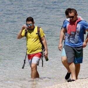 Turisti uživaju u toplom i sunčanom danu na makarskom području