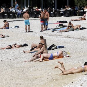 Turisti uživaju u toplom i sunčanom danu na makarskom području