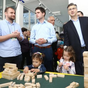 Premijer Plenković u društvu kćeri Mile obišao Festival igračaka