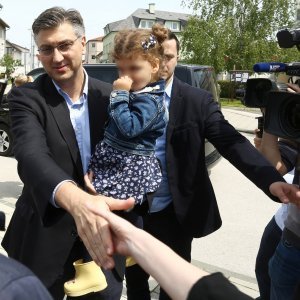 Premijer Plenković u društvu kćeri Mile obišao Festival igračaka
