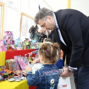 Premijer Plenković u društvu kćeri Mile obišao Festival igračaka