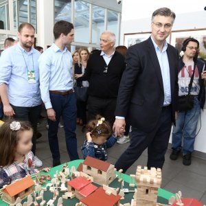 Premijer Plenković u društvu kćeri Mile obišao Festival igračaka