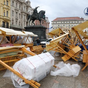 Vjetar prevrnuo štandove na Trgu bana Jelačića