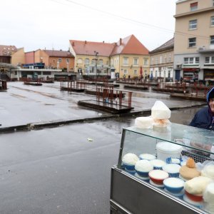 Zbog jakog nevremena na tržnici Dolac tek dvije prodavačice