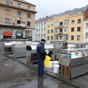 Zbog jakog nevremena na tržnici Dolac tek dvije prodavačice