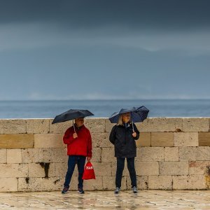 Kiša i vjetar stvaraju probleme u prometu