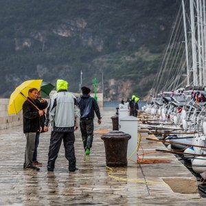 Kiša i vjetar stvaraju probleme u prometu