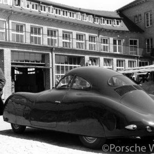 Porsche Type 64  registarskih oznaka III A-0701 ispred tvornice u Stuttgartu pokraj radnika Eugena Schlichtera