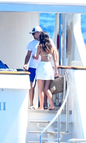 Leonardo DiCaprio i Camila Morrone krstare obalom sa Seanom Pennom i njegovom novom djevojkom Leilom George