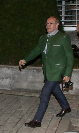 Kevin Spacey i Evan Lowenstein napuštaju Đokovićev restoran