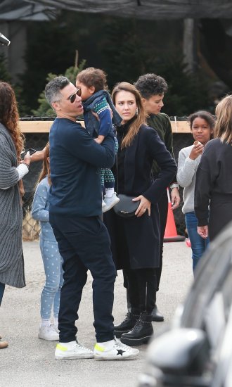 Jessica Alba s obitelji kupuje božićno drvce