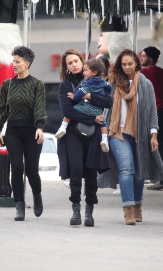 Jessica Alba s obitelji kupuje božićno drvce