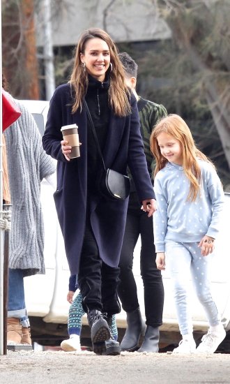 Jessica Alba s obitelji kupuje božićno drvce