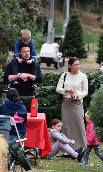 Ben Affleck i Jennifer Garner s djecom kupuju božićno drvce