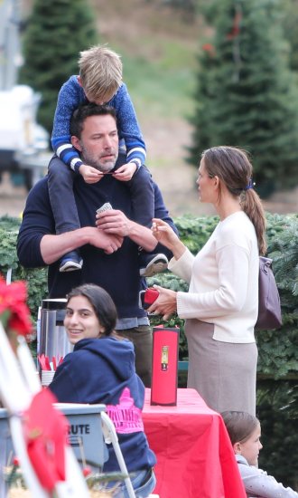 Ben Affleck i Jennifer Garner s djecom kupuju božićno drvce