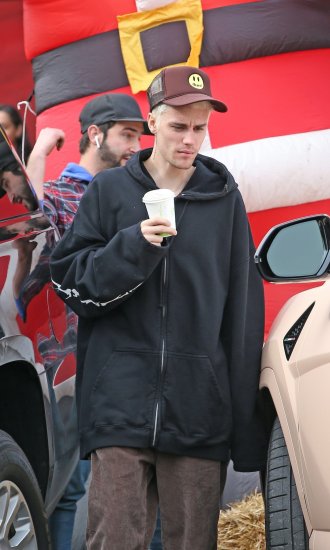 Hailey Baldwin i Justin Bieber kupuju božićno drvce