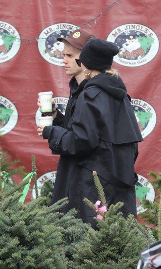Hailey Baldwin i Justin Bieber kupuju božićno drvce