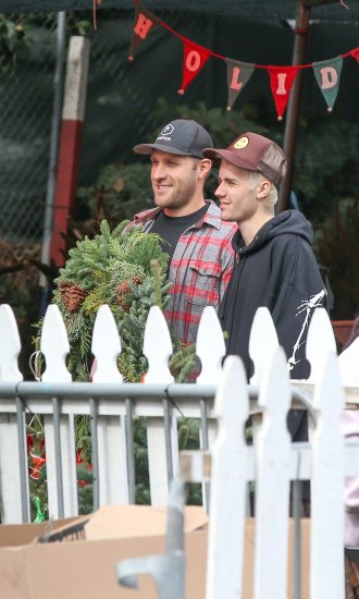 Hailey Baldwin i Justin Bieber kupuju božićno drvce
