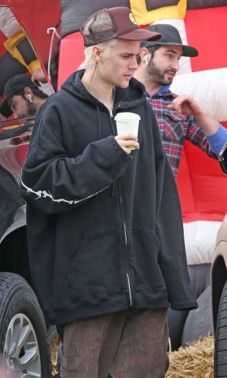 Hailey Baldwin i Justin Bieber kupuju božićno drvce