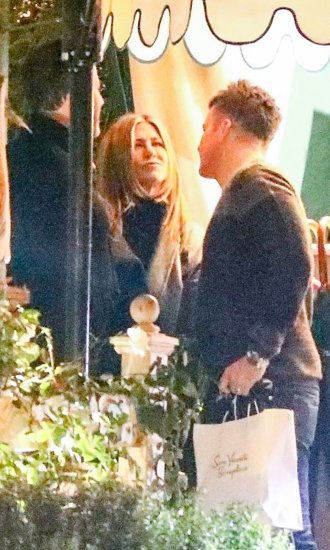 Jennifer Aniston u društvu komičara Jimmyja Kimmela i glumca Jasona Batemana