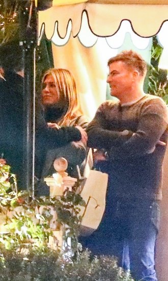 Jennifer Aniston u društvu komičara Jimmyja Kimmela i glumca Jasona Batemana