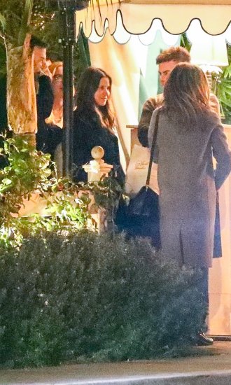Jennifer Aniston u društvu komičara Jimmyja Kimmela i glumca Jasona Batemana