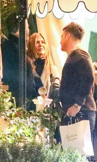 Jennifer Aniston u društvu komičara Jimmyja Kimmela i glumca Jasona Batemana