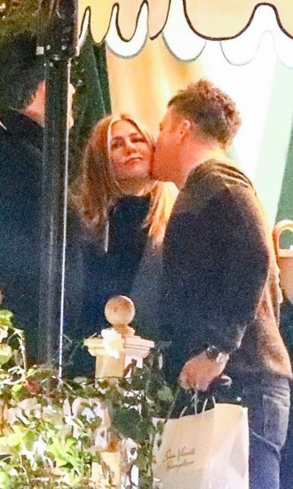 Jennifer Aniston u društvu komičara Jimmyja Kimmela i glumca Jasona Batemana