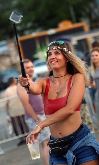 Posjetitelji pristižu na treću večer Ultra Europe festivala 2018.