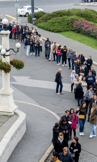 Građani u redu čekaju karte za baletnu predstavu Orašar