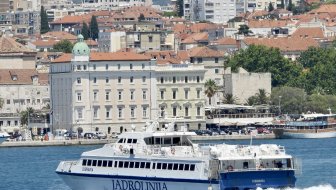 'ispod čekića'