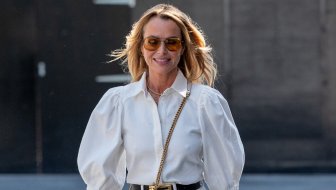 AMANDA HOLDEN U BIJELOM