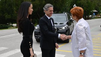 GOLOB OPET U PROBLEMU