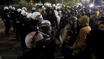 napeto pred skupštinom