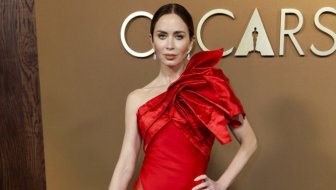 EMILY BLUNT U CRVENOM