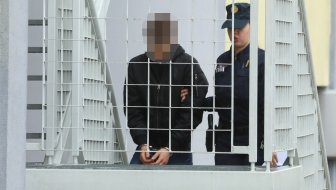 s lisicama na rukama