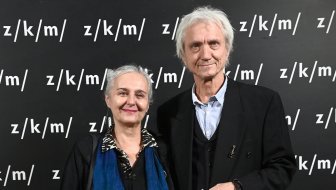 NE VOLI BITI U JAVNOSTI