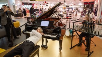 NA PUTNIČKOM TERMINALU