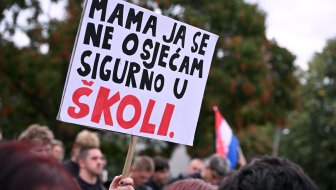 desetak okupljenih