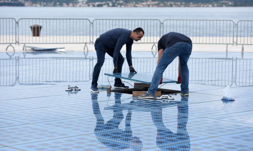 [VIDEO] Nakon vandalskog čina počeo popravak uništenih ploča na instalaciji Pozdrav suncu