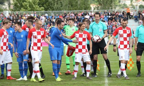 Praznik nogometa u Omišu; hrvatska reprezentacija uvjerljiva, ali najvažnije od svega da je srdačno dočekana