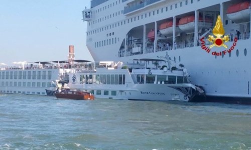 U Veneciji kruzer udario brodicu, ljudi u panici bježali po doku