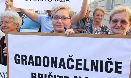 Prosvjednici s Petruševca dočekali Bandića s transparentima i zvižducima