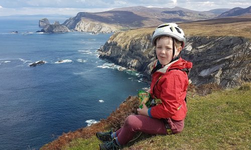 Ovaj petogodišnjak popeo se na jednu od najstrašnijih irskih litica