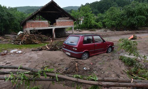 [FOTO] Pogledajte posljedice katastrofalnih poplava u Srbiji; evakuirane stotine osoba, oštećeni putevi, srušeni brojni mostovi