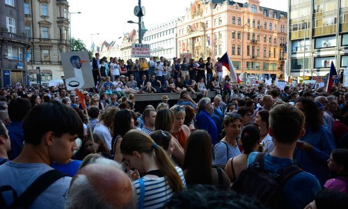 Oko 120 tisuća ljudi izašlo na ulice Praga tražeći ostavku premijera Babiša