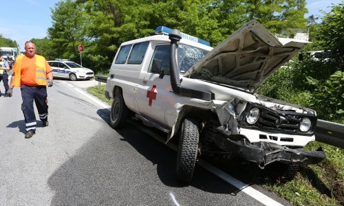 [FOTO/VIDEO] Troje ozlijeđenih kod Karlovca, u sudaru sudjelovalo i vozilo Hrvatske vojske